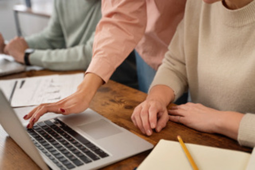 Tres personas trabajando en un portatil